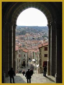 Vakantiehuis Frankrijk Le Puy - ingang kathedraal